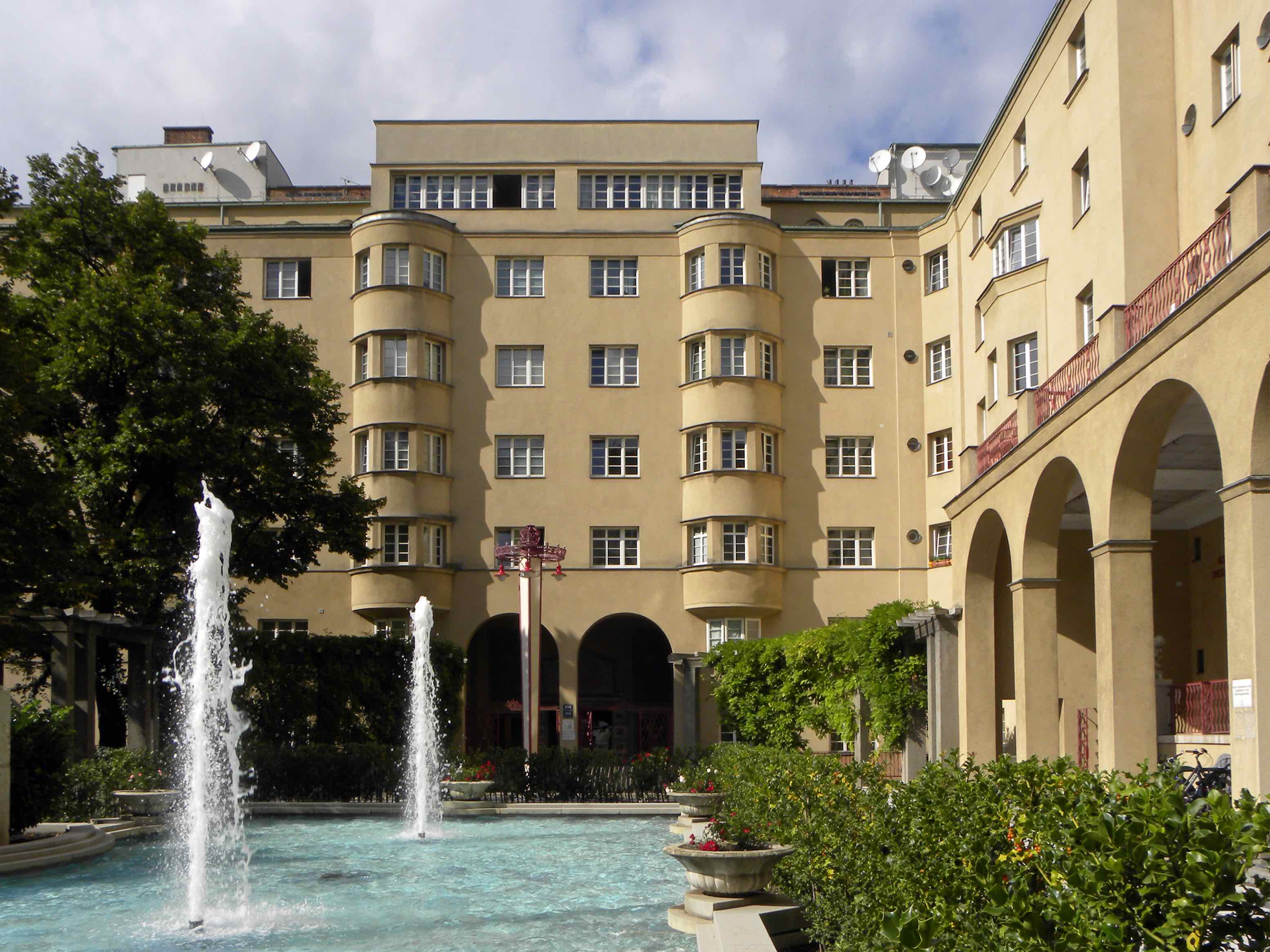 Wien-Margareten_-_Reumannhof_-_Innenhof_II, journal of wild culture, ©2020